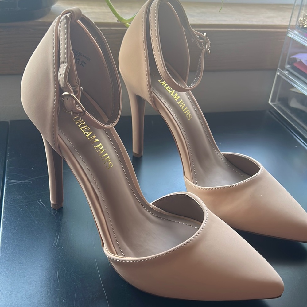 Nude pumps